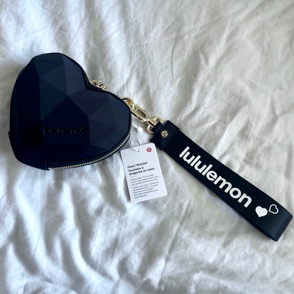Lululemon Heart Wristlet NEW Black Gold Zipper Valentines Day 3D - Picture 4 of 5